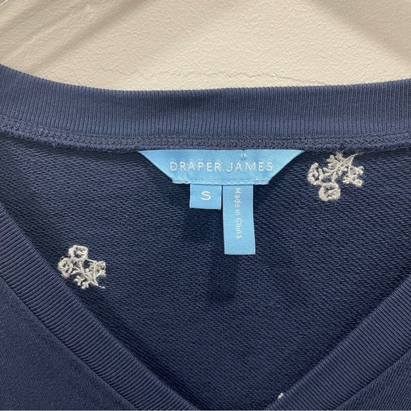 Draper James Bobbie V-Neck Sweater in Navy Embroidered Small Cotton - Picture 4 of 7